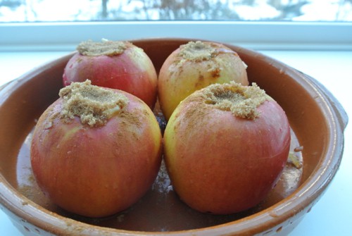 BAKED APPLES WITH CINNAMON CREAM